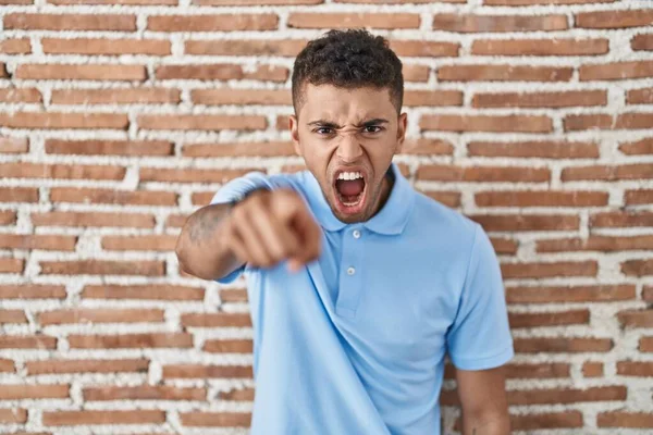 Jovem Brasileiro Sobre Parede Tijolos Apontando Descontente Frustrado Para Câmera — Fotografia de Stock