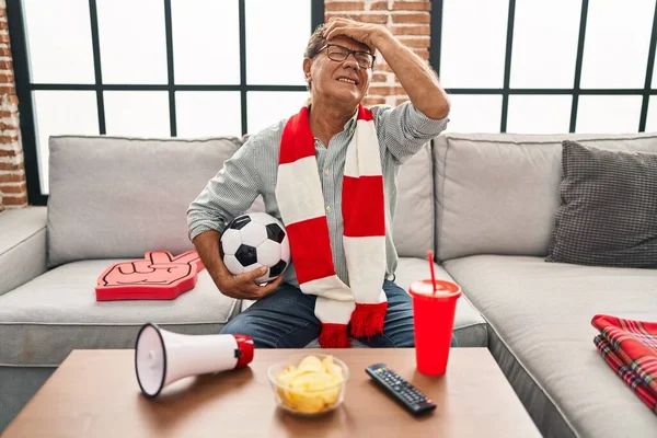 Senior Mężczyzna Oglądanie Piłki Nożnej Trzyma Piłkę Wsparcie Zespół Zestresowany — Zdjęcie stockowe