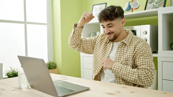 Jovem Árabe Homem Usando Laptop Sentado Mesa Dançando Casa — Fotografia de Stock