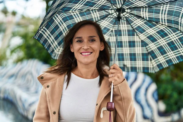 Femme Âge Moyen Souriant Confiant Utilisant Parapluie Parc — Photo