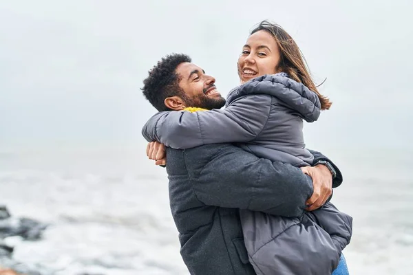 Άνδρες Και Γυναίκες Χαμογελούν Αυτοπεποίθηση Αγκαλιασμένοι Στην Παραλία — Φωτογραφία Αρχείου