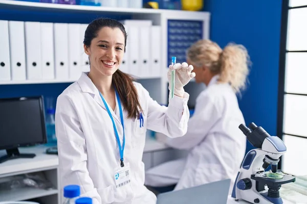 Mulher Hispânica Jovem Trabalhando Laboratório Cientista Olhando Positivo Feliz Sorrindo — Fotografia de Stock