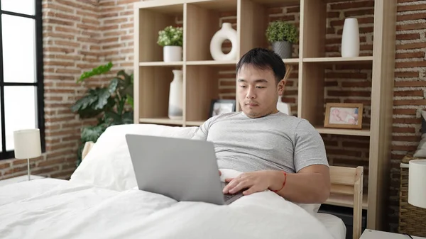 Young Chinese Man Using Laptop Sitting Bed Bedroom — Stock Photo, Image