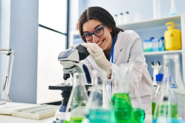 Ung Latinamerikansk Kvinna Bär Vetenskapsman Uniform Med Hjälp Mikroskop Laboratoriet — Stockfoto