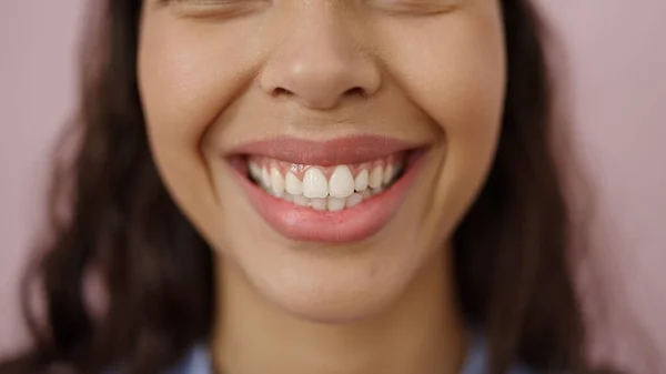 Junge Schöne Hispanische Frau Nahaufnahme Des Lächelns Über Isolierten Rosa — Stockfoto