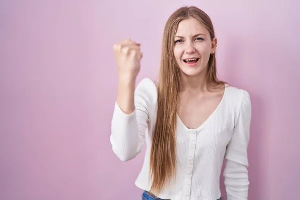 Young Caucasian Woman Standing Pink Background Angry Mad Raising Fist —  Fotos de Stock