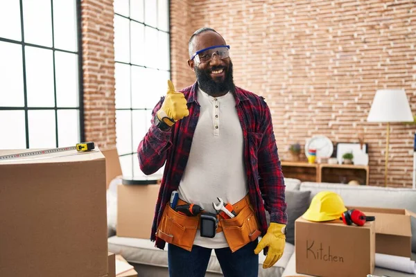 Afrykański Amerykanin Pracuje Domu Renowacji Uśmiechnięty Szczęśliwy Pozytywny Kciuk Góry — Zdjęcie stockowe