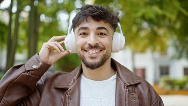Νεαρός Άραβας Χαμογελά Σίγουρος Ακούγοντας Μουσική Στο Πάρκο — Φωτογραφία Αρχείου