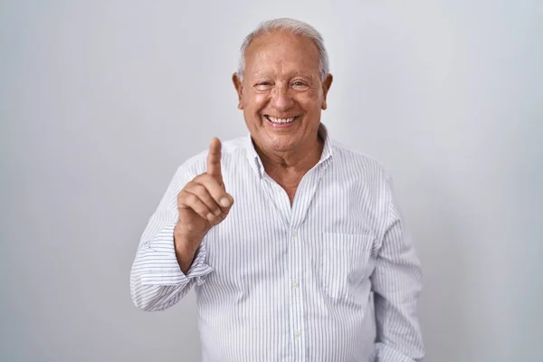 Senior Man Grey Hair Standing Isolated Background Showing Pointing Finger — Φωτογραφία Αρχείου