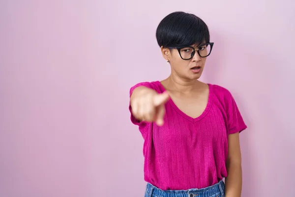 Young Asian Woman Short Hair Standing Pink Background Pointing Displeased — Stockfoto