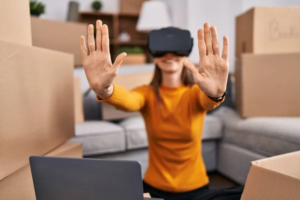 Jovem Caucasiana Jogando Videogame Usando Óculos Realidade Virtual Nova Casa — Fotografia de Stock