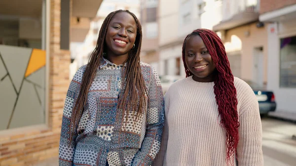 Twee Afro Amerikaanse Vrienden Glimlachen Vol Vertrouwen Samen Straat — Stockfoto