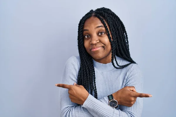 Африканская Американка Стоящая Синем Фоне Указывая Пальцами Обе Стороны Разных — стоковое фото