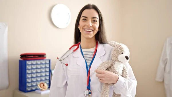 Junge Schöne Hispanische Ärztin Lächelt Zuversichtlich Und Hält Teddybär Klinik — Stockfoto