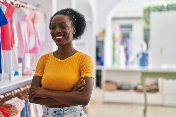 Afroamerikanische Verkäuferin Steht Mit Verschränkten Armen Vor Bekleidungsgeschäft — Stockfoto
