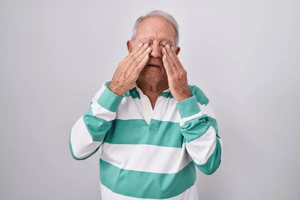 Homem Sênior Com Cabelos Grisalhos Sobre Fundo Branco Esfregando Olhos — Fotografia de Stock