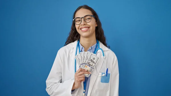 Joven Hermosa Mujer Hispana Médico Sonriendo Sosteniendo Dinero Sobre Fondo — Foto de Stock