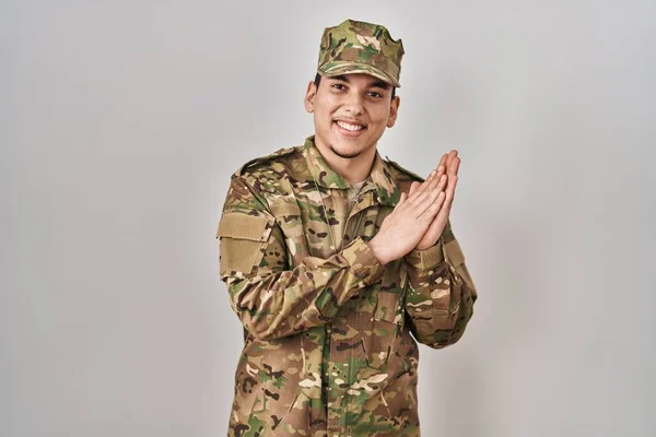 Ung Arabisk Man Klädd Kamouflage Armé Uniform Klappa Och Applådera — Stockfoto