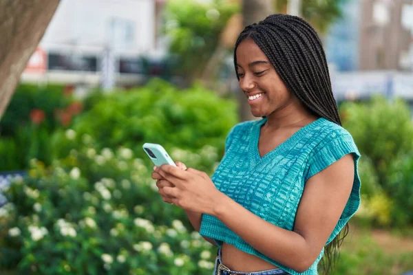 Afroamerikanerin Lächelt Selbstbewusst Mit Smartphone Park — Stockfoto