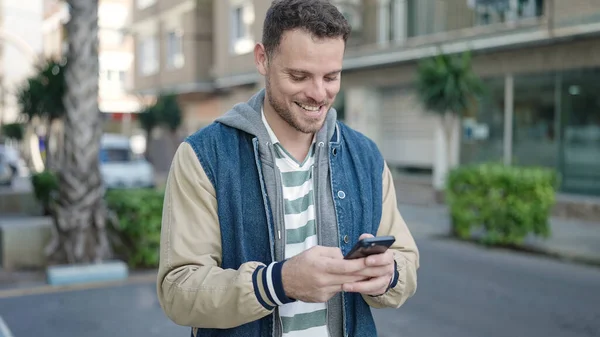 Młody Biały Człowiek Uśmiecha Się Pomocą Smartfona Ulicy — Zdjęcie stockowe