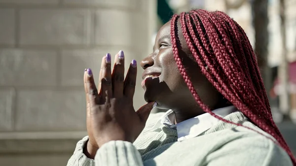 Mujer Africana Con Cabello Trenzado Rezando Con Los Ojos Cerrados —  Fotos de Stock