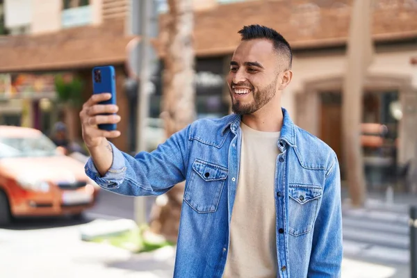 Joven Hombre Hispano Sonriendo Confiado Haciendo Selfie Por Teléfono Inteligente —  Fotos de Stock