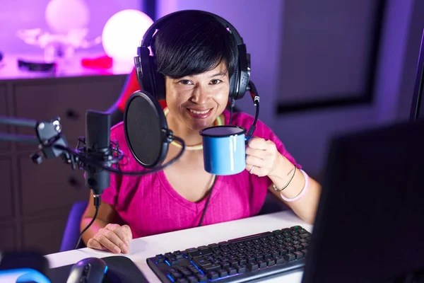 Middelbare Leeftijd Chinese Vrouw Streamer Spelen Video Game Drinken Van — Stockfoto
