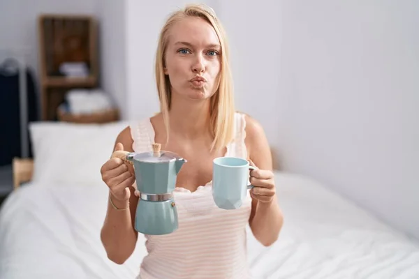 Młoda Kaukaska Kobieta Pijąca Kawę Łóżku Patrząca Kamerę Dmuchająca Pocałunek — Zdjęcie stockowe