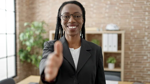 アフリカ系アメリカ人の女性ビジネスワーカーがオフィスで握手 — ストック写真