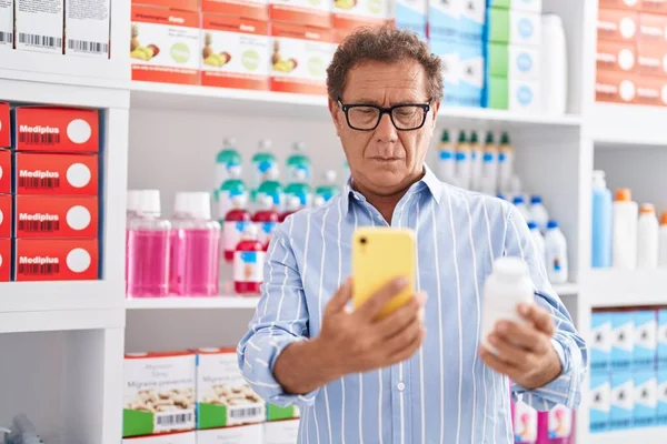 Hombre Mediana Edad Cliente Usando Teléfono Inteligente Celebración Pastillas Botella — Foto de Stock
