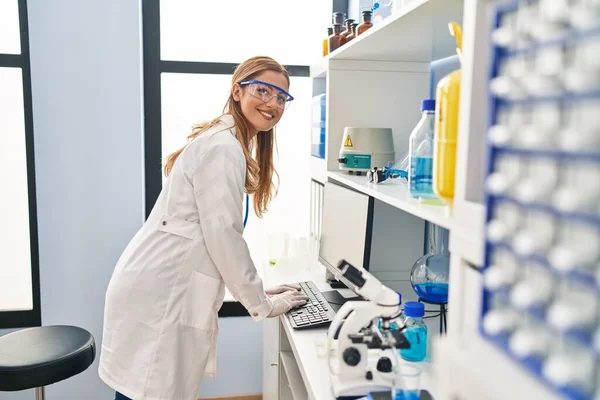 Jonge Blonde Vrouw Dragen Wetenschapper Uniform Met Behulp Van Computer — Stockfoto