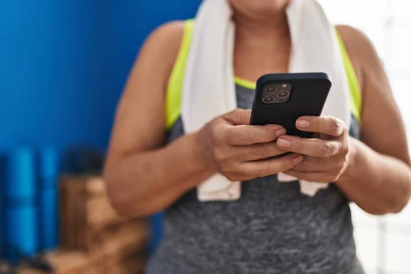Mujer Mediana Edad Que Usa Ropa Deportiva Con Teléfono Inteligente —  Fotos de Stock