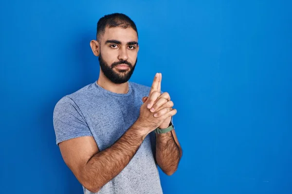 Nahost Mann Mit Bart Steht Vor Blauem Hintergrund Und Hält — Stockfoto