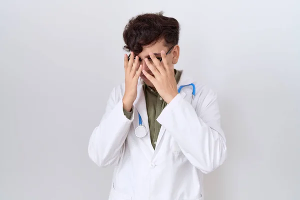 Pemuda Non Biner Mengenakan Seragam Dokter Dan Stetoskop Dengan Ekspresi — Stok Foto