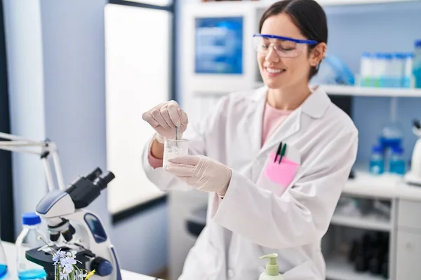 Mujer Joven Vistiendo Uniforme Científico Trabajando Laboratorio —  Fotos de Stock