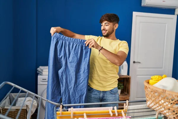 Jonge Arabier Man Glimlacht Zelfverzekerd Opknoping Kleren Waslijn Wasruimte — Stockfoto