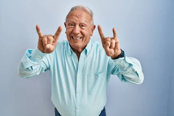 Mavi Arka Planda Gri Saçlı Yaşlı Adam Çılgın Bir Ifadeyle — Stok fotoğraf