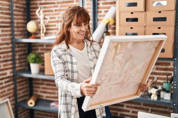 Orta Yaşlı Spanyol Kadın Ressam Tuvaline Bakıyor Yüzünde Mutlu Serin — Stok fotoğraf