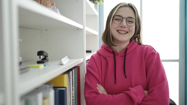 Kollarını Kavuşturup Kütüphanede Kendine Güvenen Genç Sarışın Kız Öğrenci — Stok fotoğraf