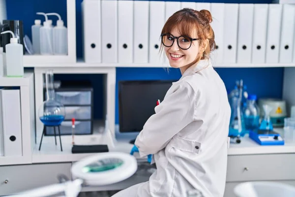Laboratuvarda Çalışırken Kendinden Emin Gülümseyen Genç Bilim Kadını — Stok fotoğraf