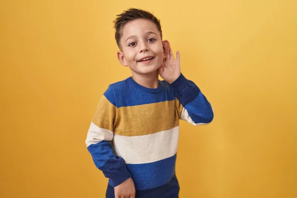Kis Spanyol Fiú Áll Sárga Háttér Felett Mosolyogva Fültől Fülig — Stock Fotó