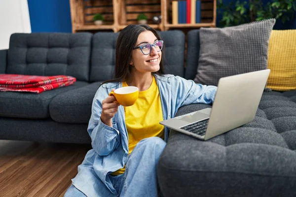 Young Hispanic Woman Using Laptop Drinking Coffee Sitting Floor Home — Stock fotografie