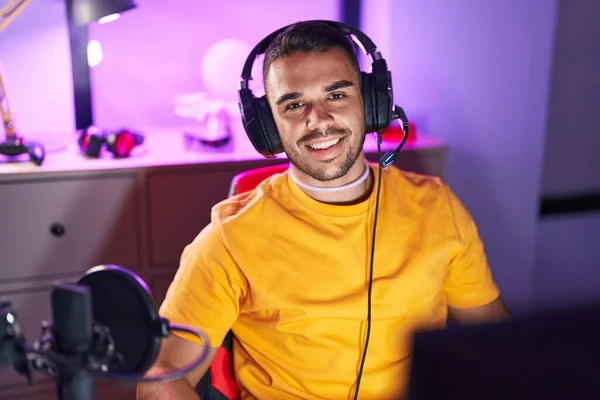 Young Hispanic Man Streamer Smiling Confident Sitting Table Gaming Room — ストック写真