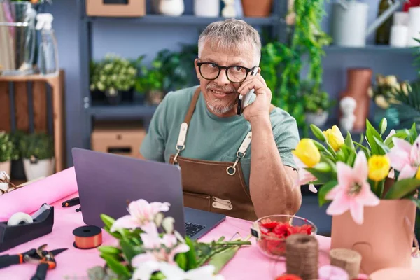 Középkorú Ősz Hajú Férfi Virágárus Beszél Okostelefon Segítségével Laptop Virágüzlet — Stock Fotó