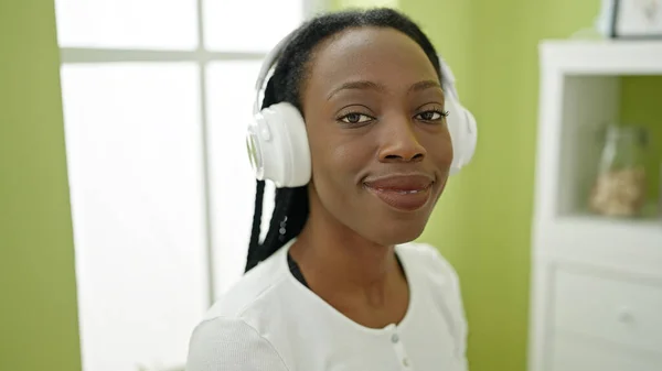 Mujer Afroamericana Escuchando Música Sentada Mesa Casa —  Fotos de Stock