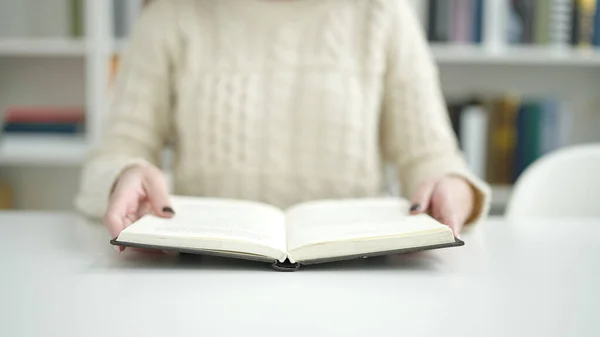 Jonge Mooie Spaanse Vrouw Zit Tafel Openingsboek Bij Bibliotheek Universiteit — Stockfoto