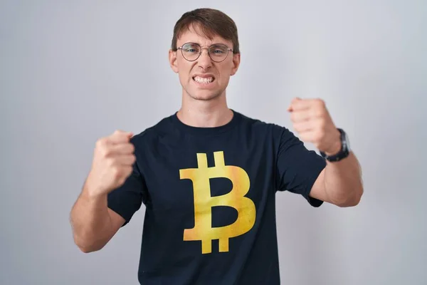 Bitcoin Tişört Giyen Beyaz Sarışın Bir Adam Öfkeyle Bağırırken Kızgın — Stok fotoğraf