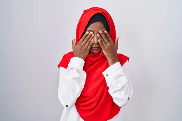年轻的阿拉伯女人穿着传统的伊斯兰头巾擦拭眼睛 表现出疲倦 困倦和疲倦的表情 视力问题 — 图库照片