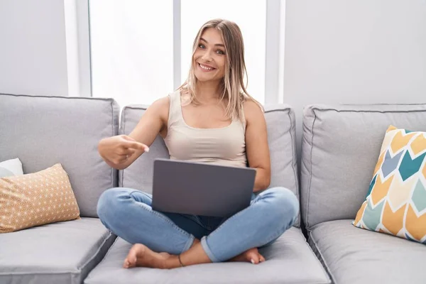 Sarışın Beyaz Bir Kadın Evinde Dizüstü Bilgisayar Kullanıyor Kanepeye Oturmuş — Stok fotoğraf