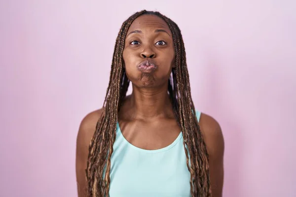 Afro Amerikaanse Vrouw Staat Roze Achtergrond Puffende Wangen Met Grappig — Stockfoto